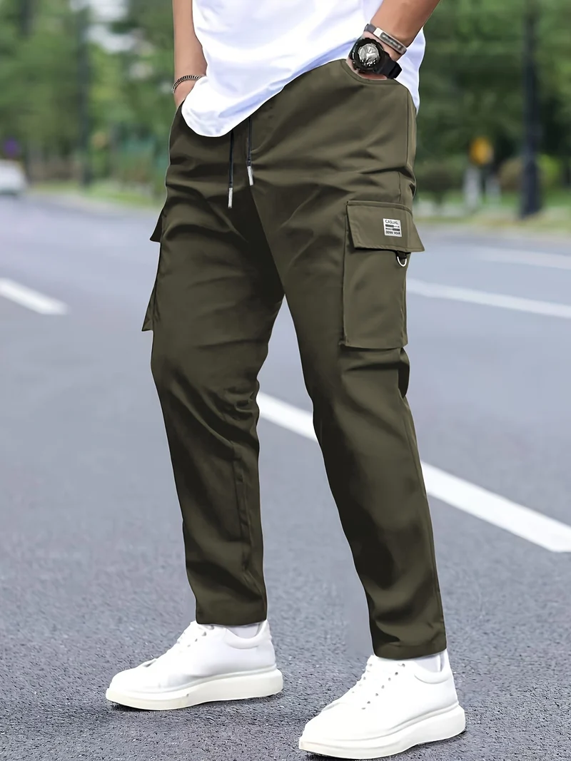 Herren Cargohose konisch zulaufend im Joggerstil mit Tunnelzug, Klappfächern & D‑Ring Drune