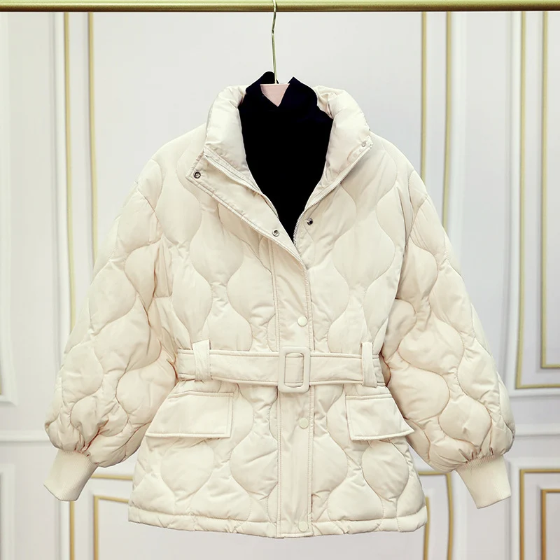 Damen nan gesteppte Taillierte Steppjacke mit Wickelgürtel, Stehkragen und Pattentaschen Drune