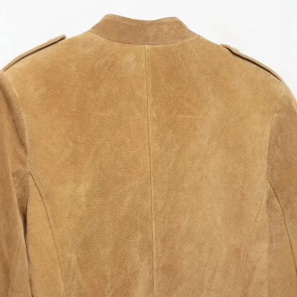Damen Taillierte Wildlederjacke im Military‑Look mit Stehkragen, aufgesetzten Pattentaschen und verdeckter Knopfleiste Drune