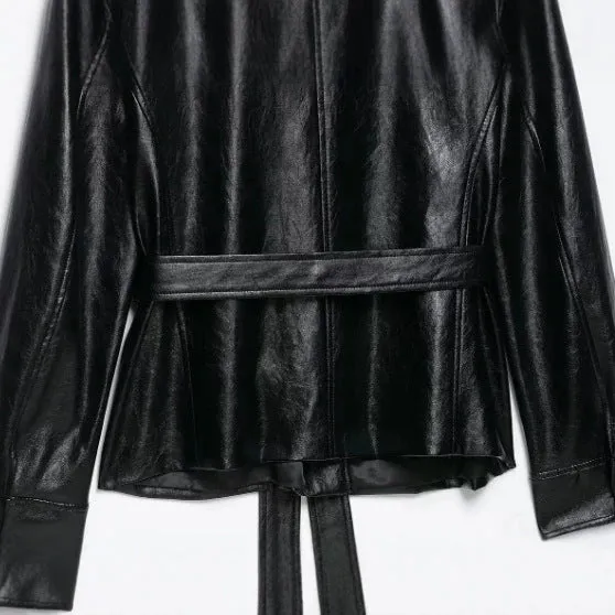 Damen Taillierte Wildlederjacke im Military‑Look mit Stehkragen, aufgesetzten Pattentaschen und verdeckter Knopfleiste Drune