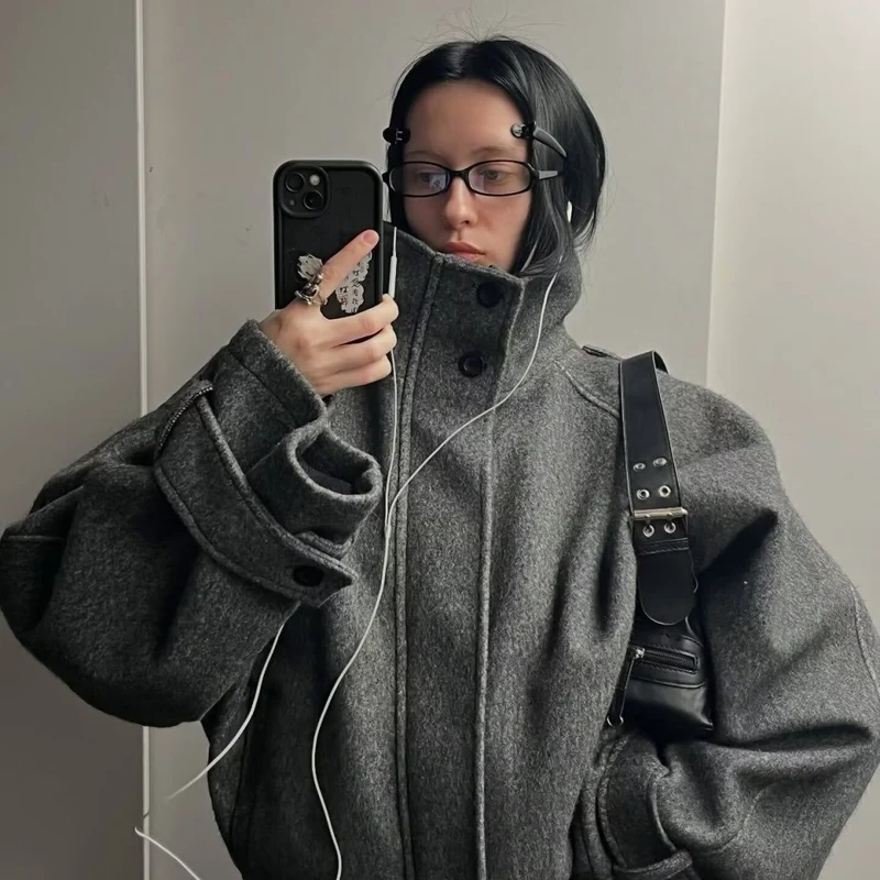 Damen Kurze Oversize Wolljacke mit Stehkragen und Schulterklappen Drune