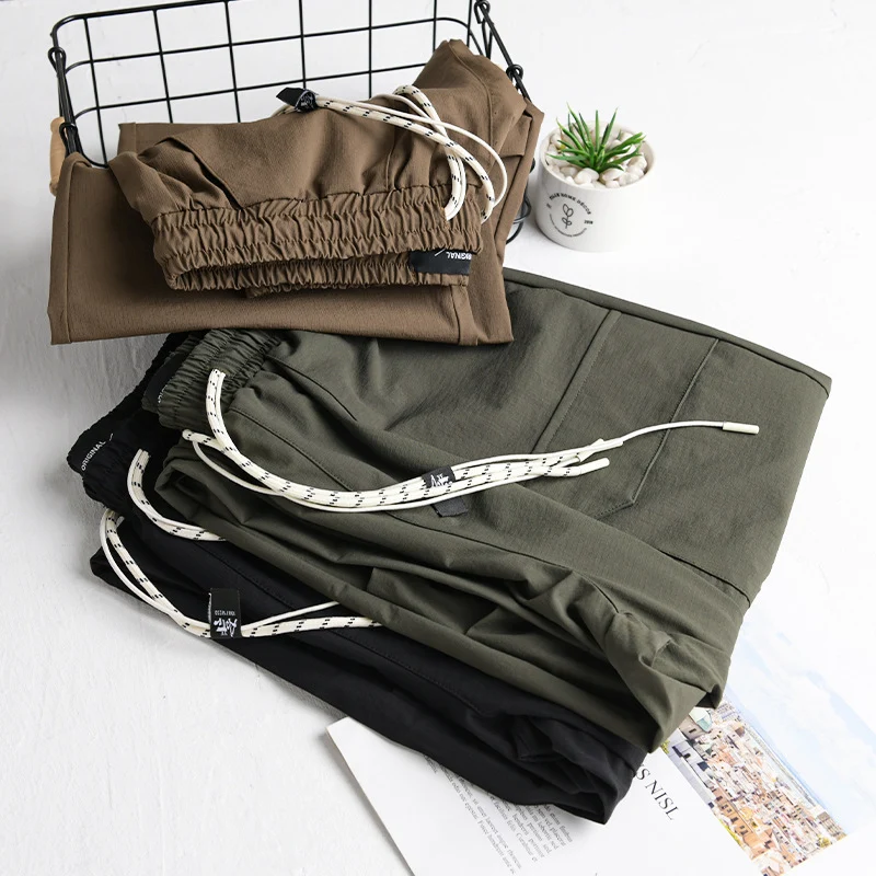 Herren Oversize-Cargohose aus leichtem Funktionsstoff mit Kordelzugbund und Mehrfachtaschen Drune