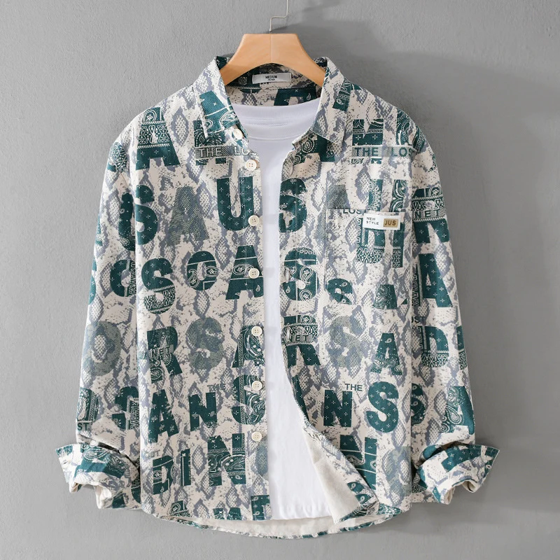 Herren Lockeres Hemdjacken-Overshirt mit Allover-Letterprint und Vintage‑Schlangenstruktur Drune
