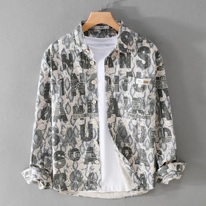 Herren Lockeres Hemdjacken-Overshirt mit Allover-Letterprint und Vintage‑Schlangenstruktur Drune