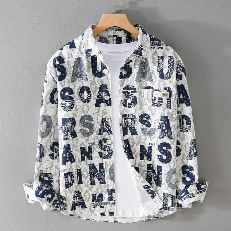 Herren Lockeres Hemdjacken-Overshirt mit Allover-Letterprint und Vintage‑Schlangenstruktur Drune