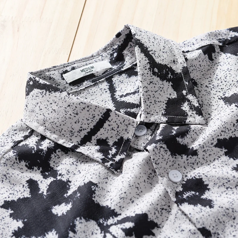 Herren Lockeres Baumwoll-Layering-Overshirt mit painterly Blumenallover und Brusttasche Drune