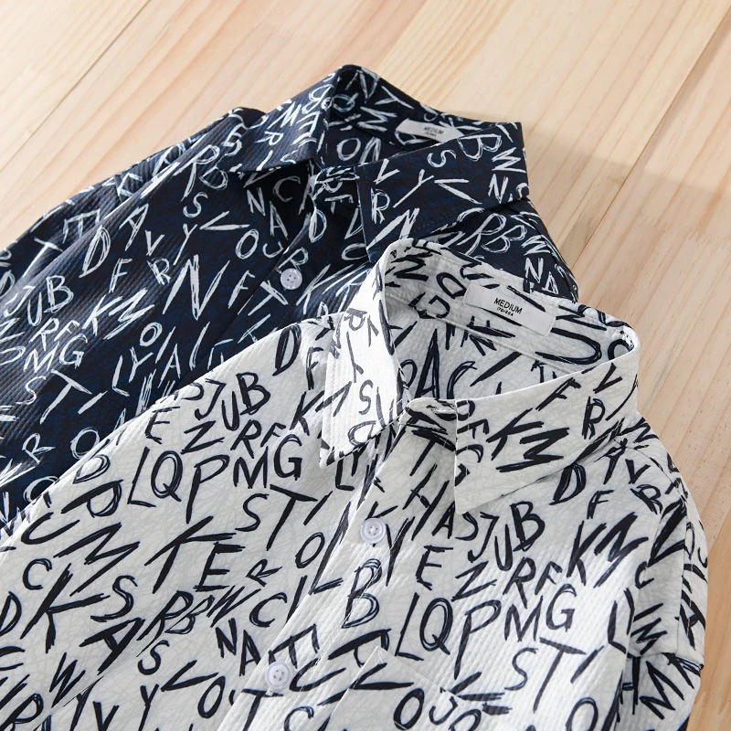 Herren Locker geschnittenes Langarm-Overshirt mit Allover-Letterprint und Brusttasche Drune