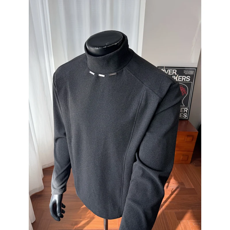 Herren Rollkragen-Feinstrickshirt mit Metallnieten am Kragen und schmaler Silhouette Drune