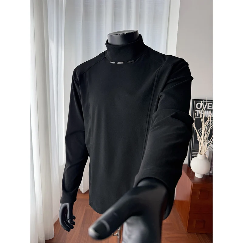 Herren Rollkragen-Feinstrickshirt mit Metallnieten am Kragen und schmaler Silhouette Drune