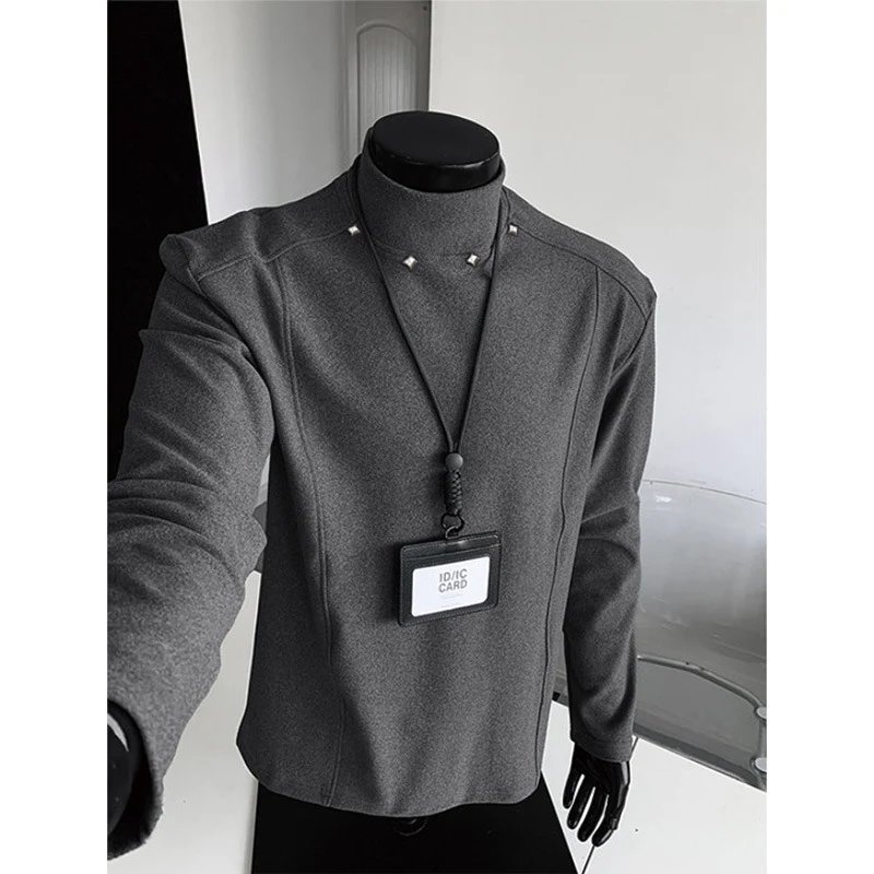 Herren Rollkragen-Feinstrickshirt mit Metallnieten am Kragen und schmaler Silhouette Drune