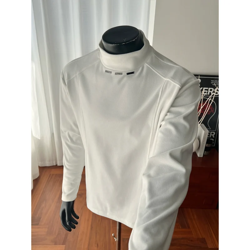 Herren Rollkragen-Feinstrickshirt mit Metallnieten am Kragen und schmaler Silhouette Drune