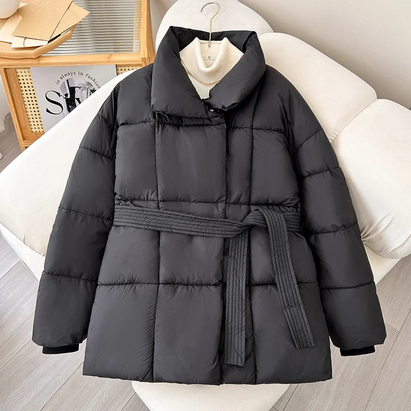Damen nan taillierte Steppjacke mit breitem Stehkragen, gesteppter Bindegürtel und Rippenbündchen Drune