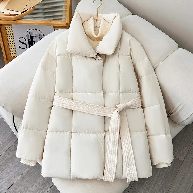 Damen nan taillierte Steppjacke mit breitem Stehkragen, gesteppter Bindegürtel und Rippenbündchen Drune