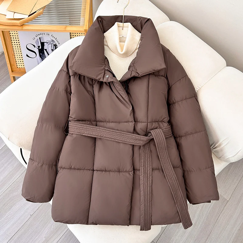 Damen nan taillierte Steppjacke mit breitem Stehkragen, gesteppter Bindegürtel und Rippenbündchen Drune