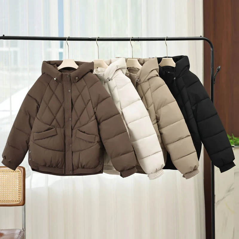 Damen nan kurze wattierte Kapuzenjacke mit Rautenstepp, schrägen Pattentaschen und geripptem Saum Drune