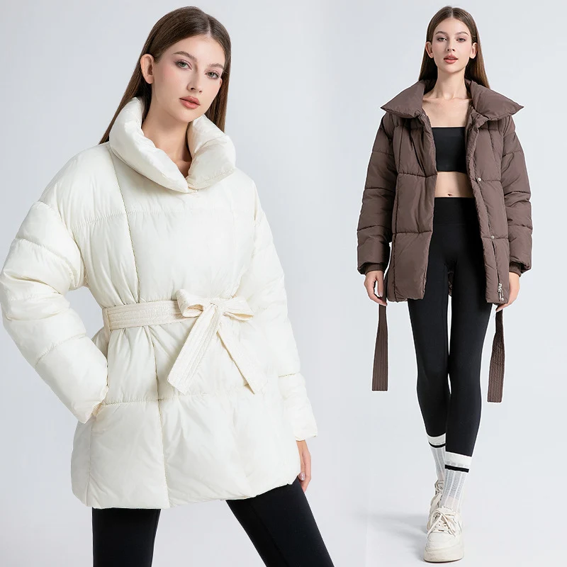Damen nan kurze wattierte Jacke mit hohem Stehkragen, Taillengürtel und Eingrifftaschen Drune