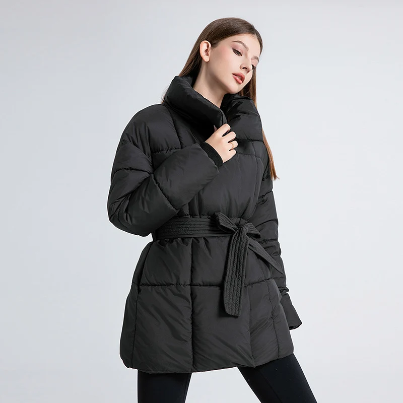 Damen nan kurze wattierte Jacke mit hohem Stehkragen, Taillengürtel und Eingrifftaschen Drune