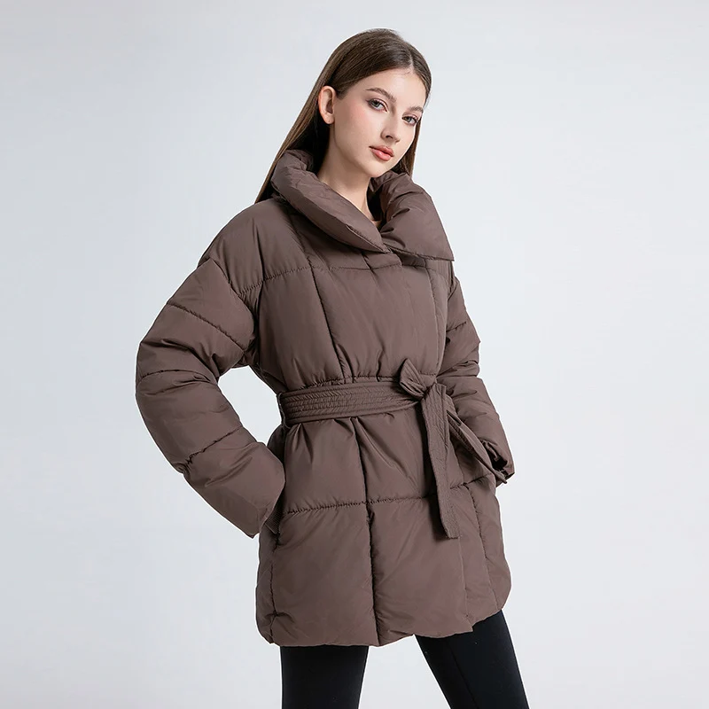 Damen nan kurze wattierte Jacke mit hohem Stehkragen, Taillengürtel und Eingrifftaschen Drune