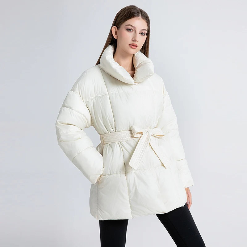 Damen nan kurze wattierte Jacke mit hohem Stehkragen, Taillengürtel und Eingrifftaschen Drune
