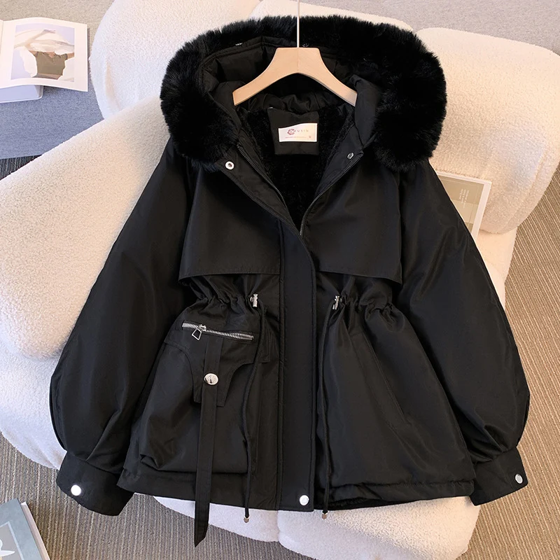 Damen nan kurze Utility-Parka mit Kordelzugtaillierung, abnehmbarem Webpelzkragen und asymmetrischen Taschen Drune