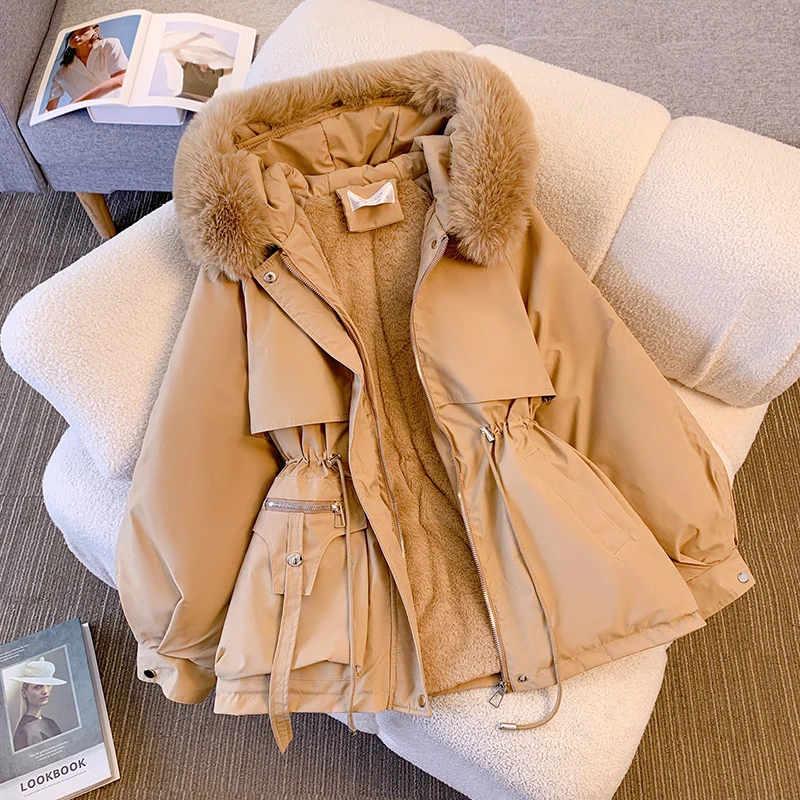 Damen nan kurze Utility-Parka mit Kordelzugtaillierung, abnehmbarem Webpelzkragen und asymmetrischen Taschen Drune