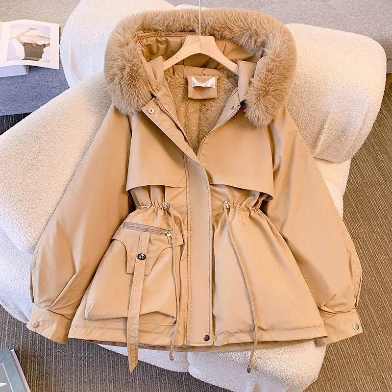 Damen nan kurze Utility-Parka mit Kordelzugtaillierung, abnehmbarem Webpelzkragen und asymmetrischen Taschen Drune