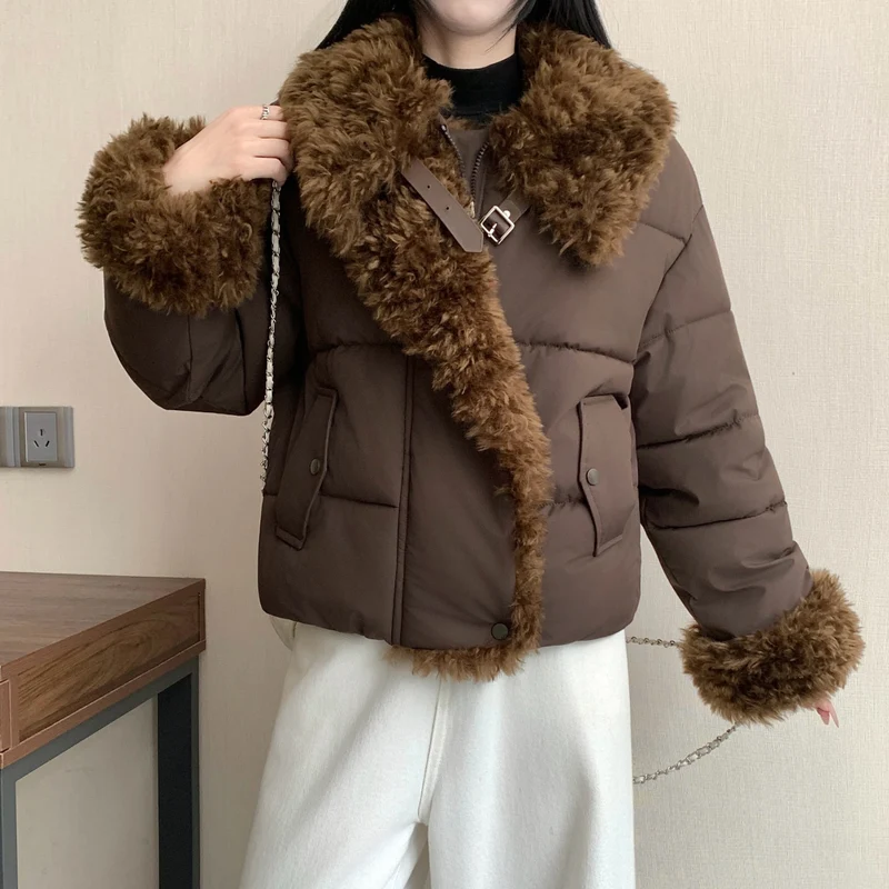 Damen nan kurze taillierte Pufferjacke mit voluminösem Kunstfellkragen, Schnallen- und Reißverschlussdetails Drune