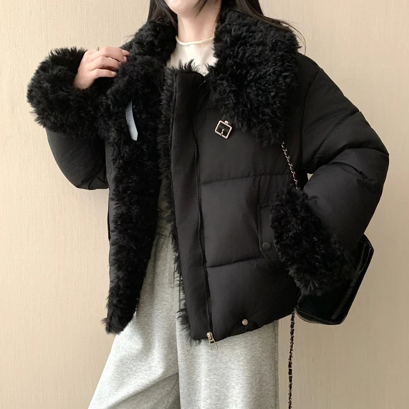 Damen nan kurze taillierte Pufferjacke mit voluminösem Kunstfellkragen, Schnallen- und Reißverschlussdetails Drune