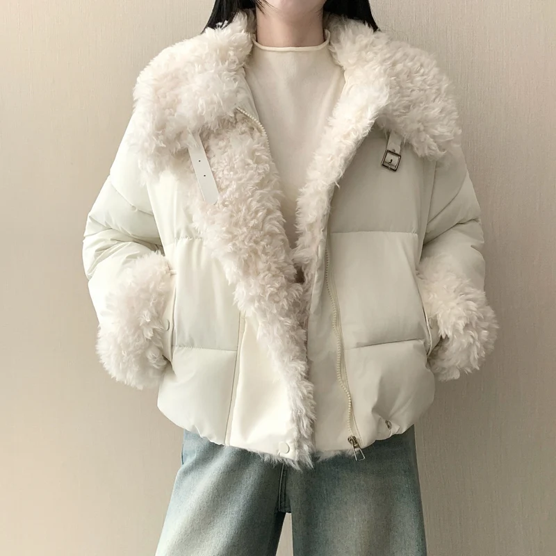 Damen nan kurze taillierte Pufferjacke mit voluminösem Kunstfellkragen, Schnallen- und Reißverschlussdetails Drune