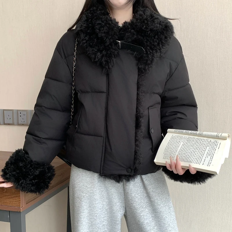 Damen nan kurze taillierte Pufferjacke mit voluminösem Kunstfellkragen, Schnallen- und Reißverschlussdetails Drune