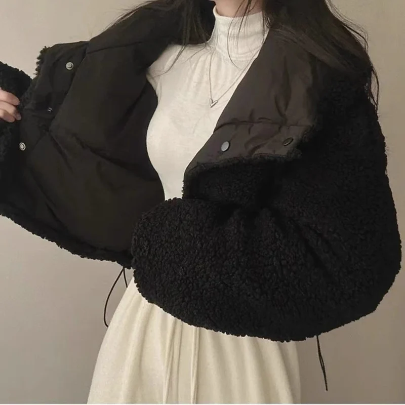Damen nan kurze gesteppte Pufferjacke mit Teddykragen, krempelbaren Ärmeln und Tunnelzugsaum Drune