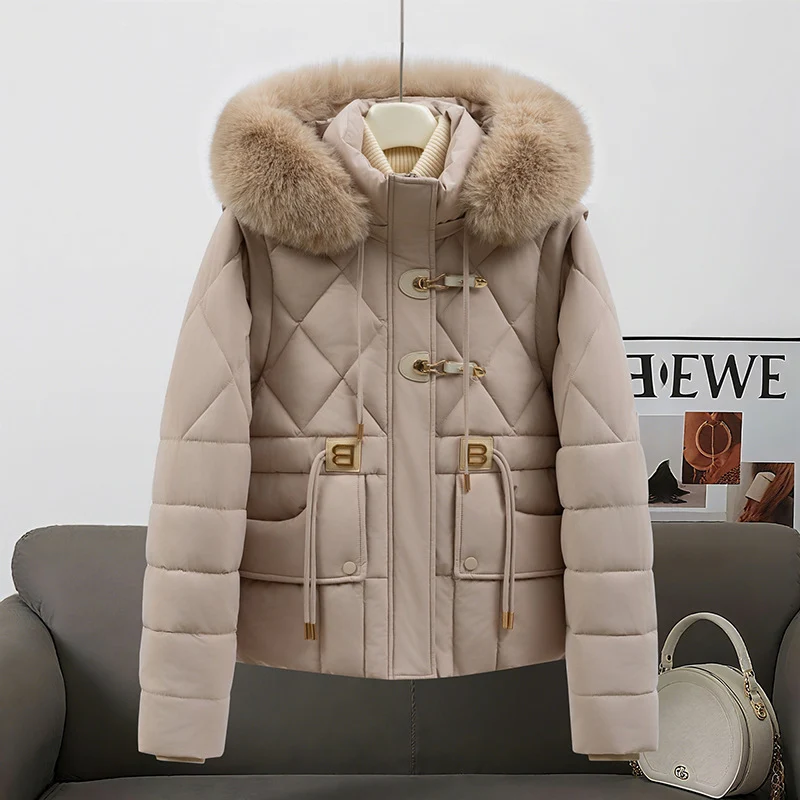 Damen nan kurze gesteppte Kapuzenjacke mit voluminösem Webpelzbesatz, Kordelzugtaillierung und Pattentaschen Drune