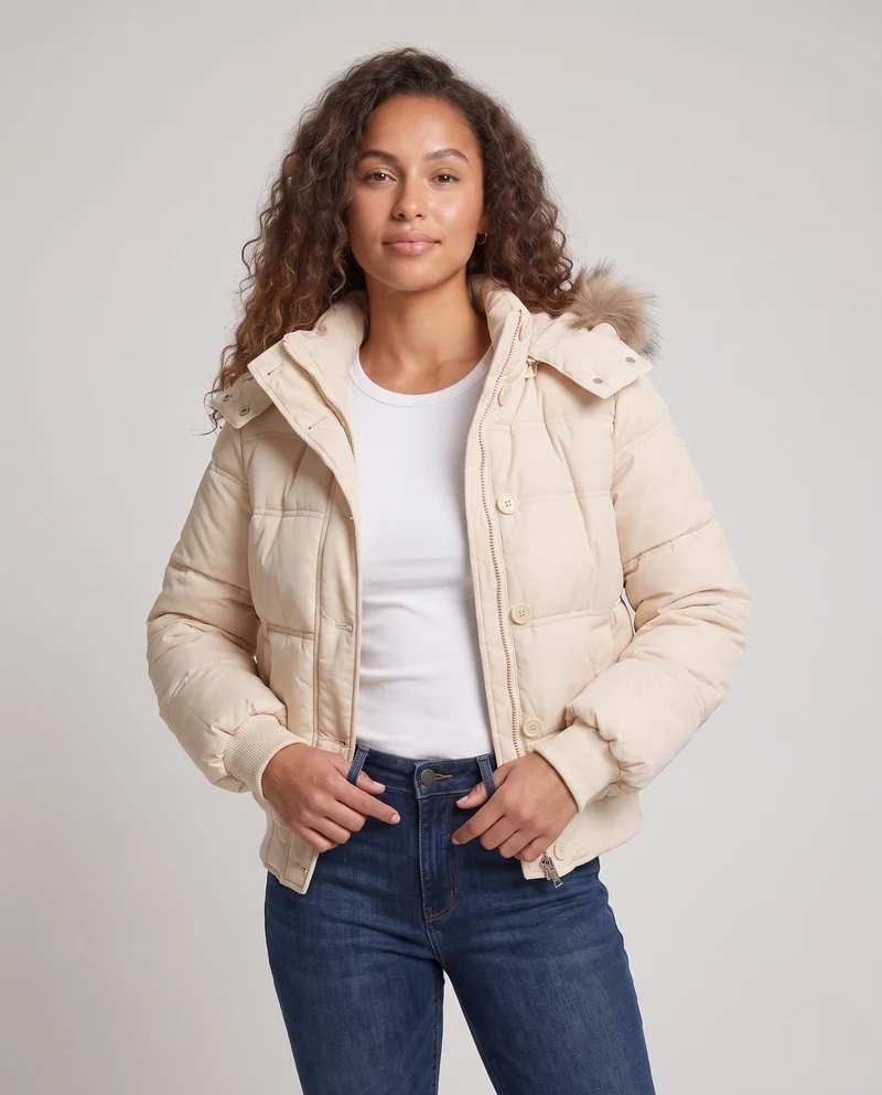 Damen kurze Pufferjacke mit Toggle-Verschlüssen, gerippten Bündchen und abnehmbarem Kapuzenbesatz