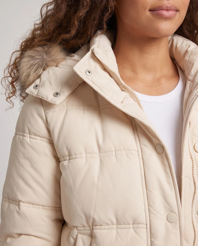 Damen kurze Pufferjacke mit Toggle-Verschlüssen, gerippten Bündchen und abnehmbarem Kapuzenbesatz