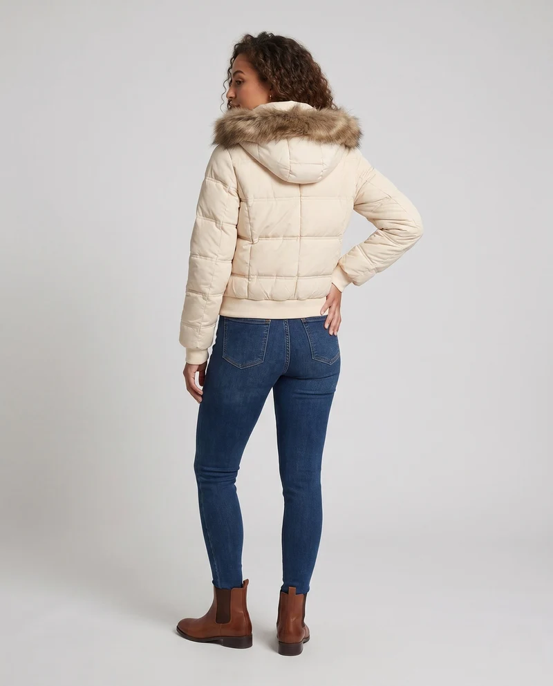 Damen kurze Pufferjacke mit Toggle-Verschlüssen, gerippten Bündchen und abnehmbarem Kapuzenbesatz