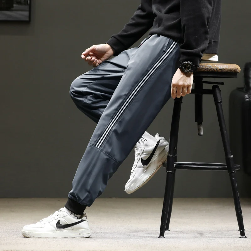 Herren Sportive Jogginghose im Trackstyle mit seitlichen Kontraststreifen, Tunnelzug und elastischen Bündchen Drune