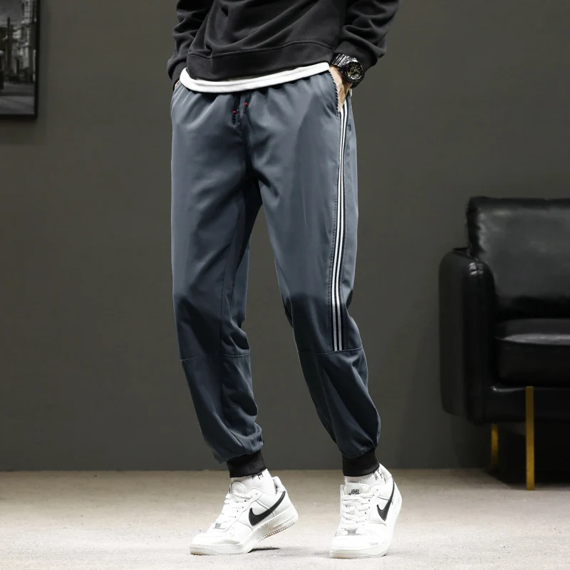 Herren Sportive Jogginghose im Trackstyle mit seitlichen Kontraststreifen, Tunnelzug und elastischen Bündchen Drune