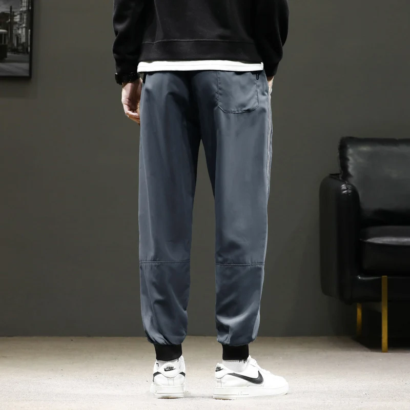 Herren Sportive Jogginghose im Trackstyle mit seitlichen Kontraststreifen, Tunnelzug und elastischen Bündchen Drune