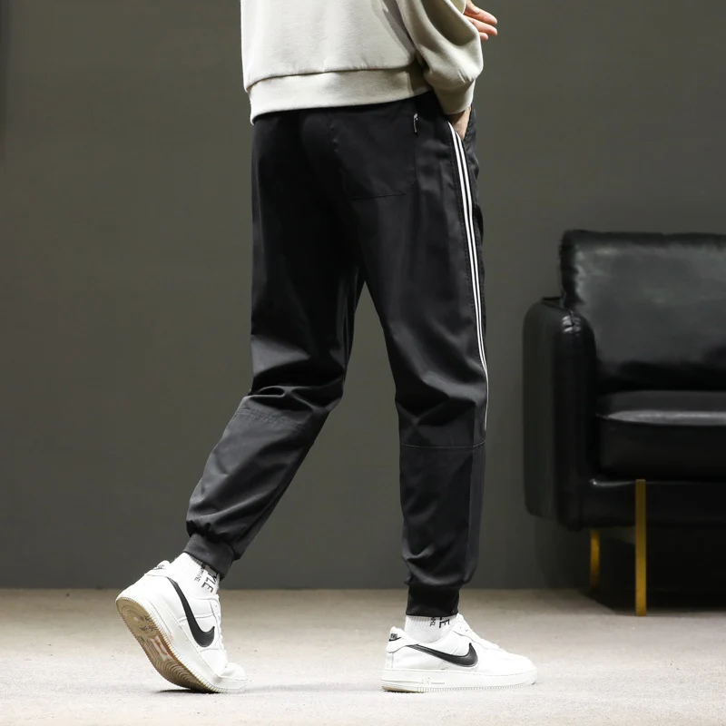 Herren Sportive Jogginghose im Trackstyle mit seitlichen Kontraststreifen, Tunnelzug und elastischen Bündchen Drune