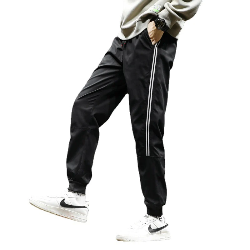 Herren Sportive Jogginghose im Trackstyle mit seitlichen Kontraststreifen, Tunnelzug und elastischen Bündchen Drune