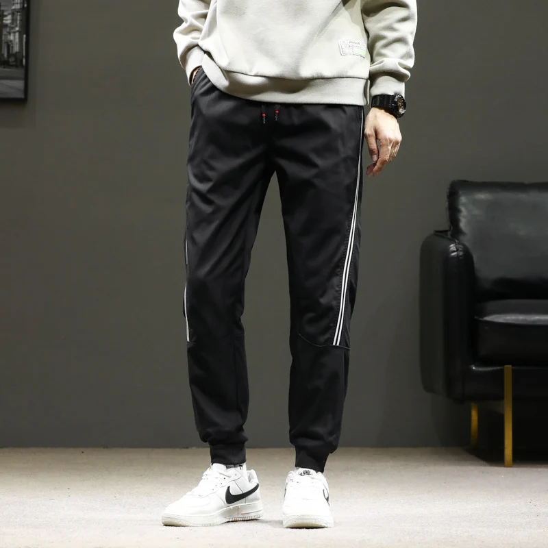 Herren Sportive Jogginghose im Trackstyle mit seitlichen Kontraststreifen, Tunnelzug und elastischen Bündchen Drune