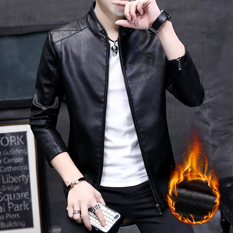 Herren Slim-Fit Kunstleder-Motojacke mit Stehkragen, Zipper-Ärmeln und minimalistischer Logo‑Applikation Drune