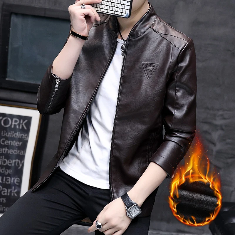 Herren Slim-Fit Kunstleder-Motojacke mit Stehkragen, Zipper-Ärmeln und minimalistischer Logo‑Applikation Drune
