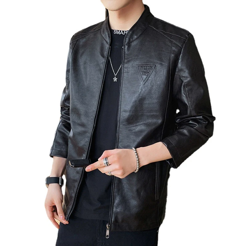 Herren Slim-Fit Kunstleder-Motojacke mit Stehkragen, Zipper-Ärmeln und minimalistischer Logo‑Applikation Drune