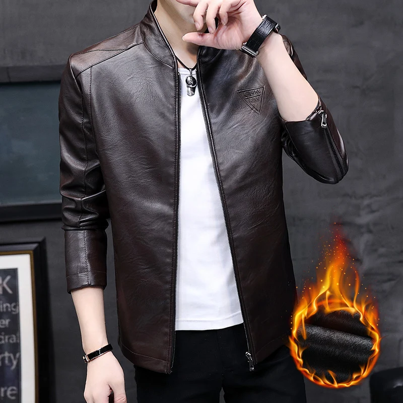 Herren Slim-Fit Kunstleder-Motojacke mit Stehkragen, Zipper-Ärmeln und minimalistischer Logo‑Applikation Drune