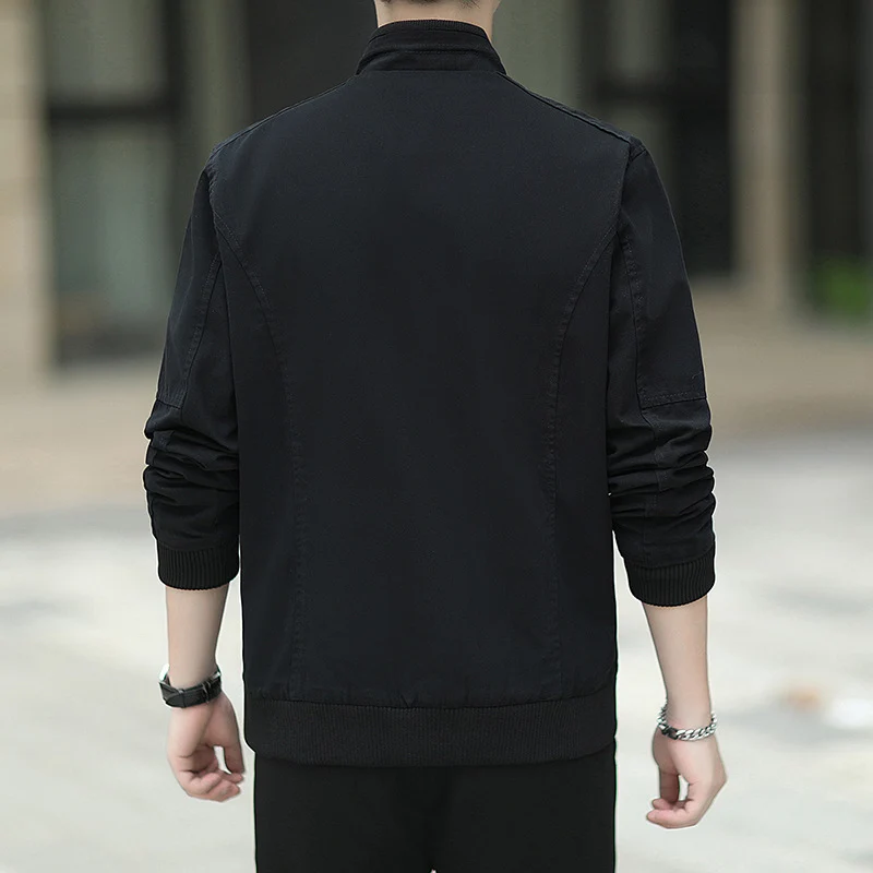 Herren schmal geschnittener Microcanvas‑Bomber mit hohem Stehkragen, verdecktem Reißverschluss und elastischen Rippbündchen Drune