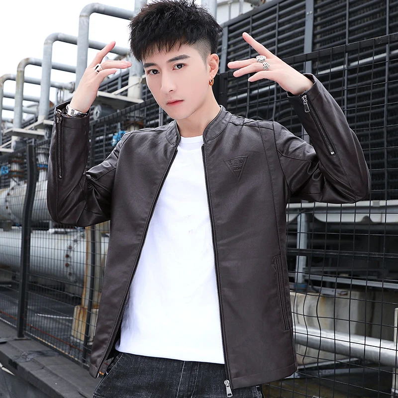 Herren Schmal geschnittene Kunstleder‑Motojacke mit minimalem Stehkragen und Zipperdetail Drune