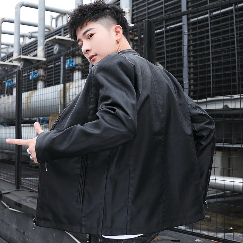 Herren Schmal geschnittene Kunstleder‑Motojacke mit minimalem Stehkragen und Zipperdetail Drune