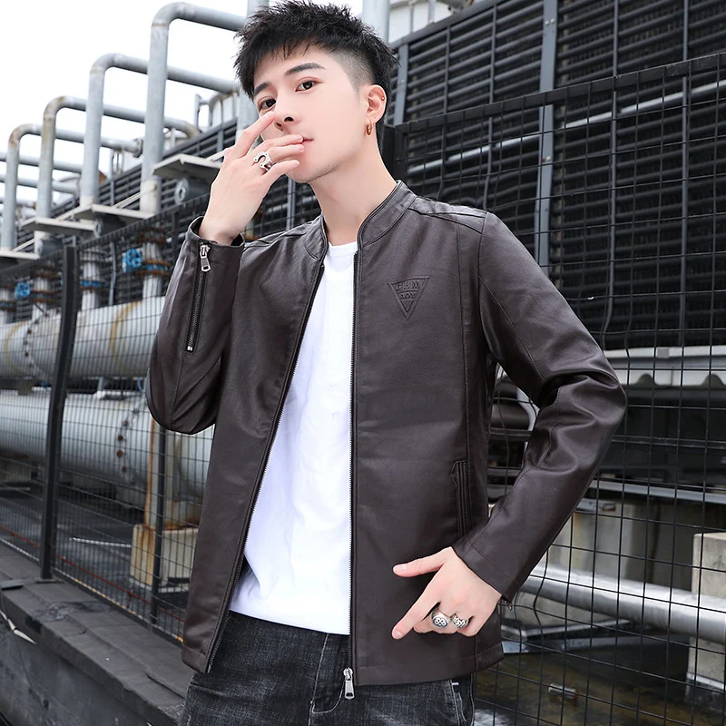 Herren Schmal geschnittene Kunstleder‑Motojacke mit minimalem Stehkragen und Zipperdetail Drune