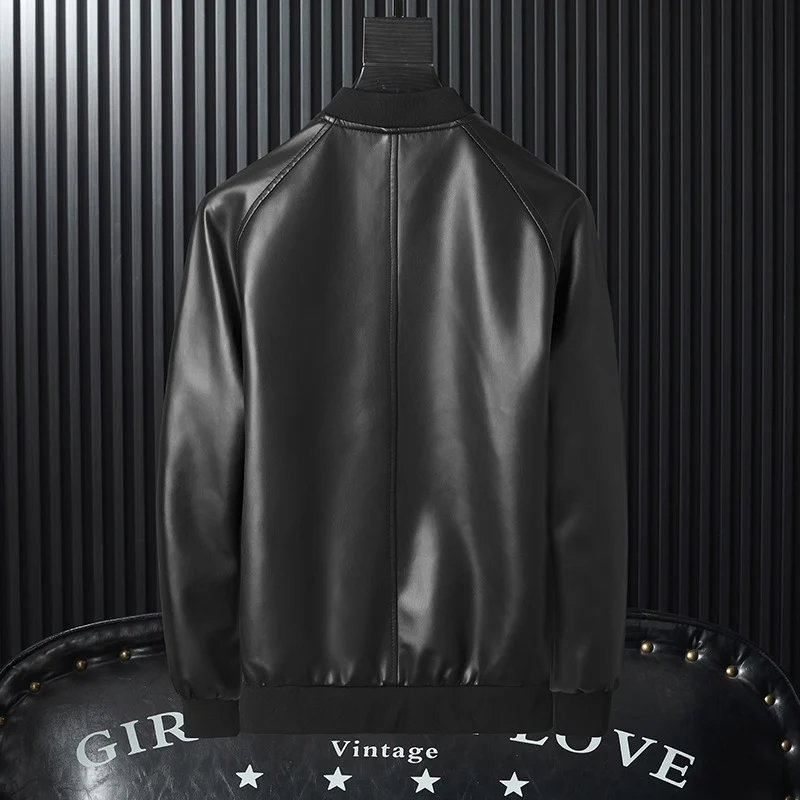 Herren schlanker Kunstleder-Bomber im minimalistischen Aviator‑Look mit geripptem Saum Drune
